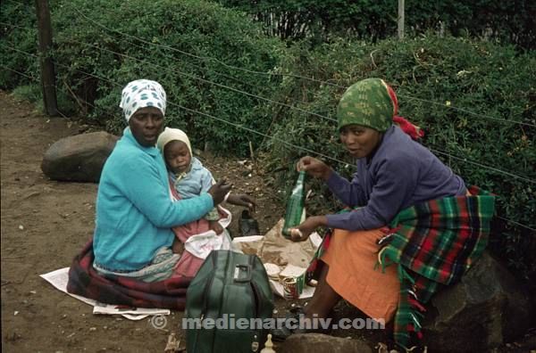 1975. Südafrika. Reisende Afrikaner bei der Rast
