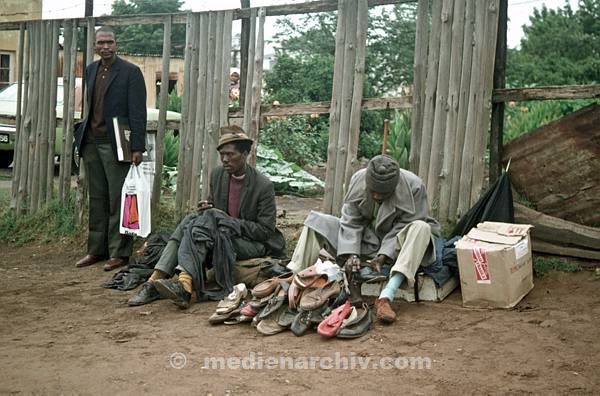 1975. Südafrika. Afrikaner mit vielen Schuhen.