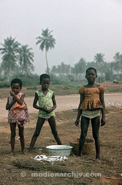 1975. Südafrika. Kinder und Schüssel