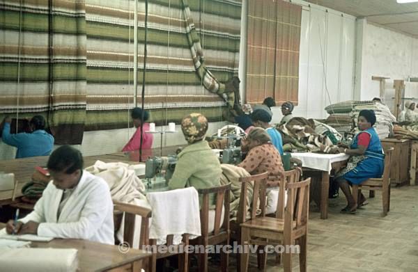 1975. Südafrika. Fraun beim Herstellen von Stoffen. Weberei. Arbeit
