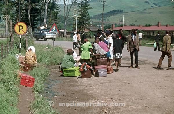 1975. Südafrika. Reisende Afrikaner mit Koffern