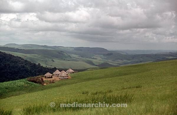 1975. Südafrika. Dorf. Hütten