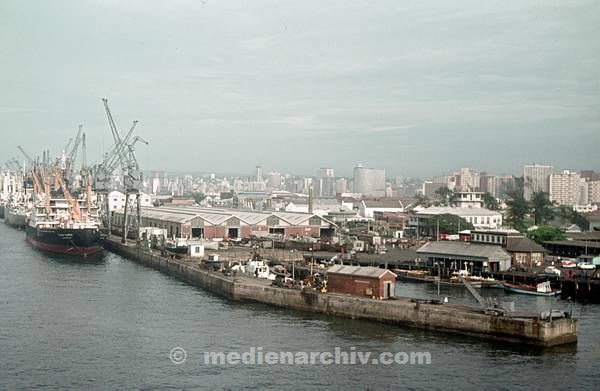 1975. Südafrika. Kapstadt. Schiffe im Hafen. Meer