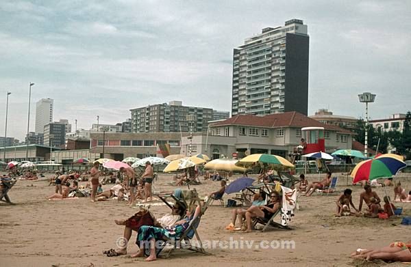 1975. Südafrika. Meer. Strand mit Sonnenschirmen