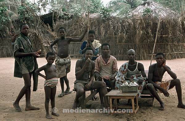 1975. Südafrika. Afrikanische Männr. Afrikaner. Dorf