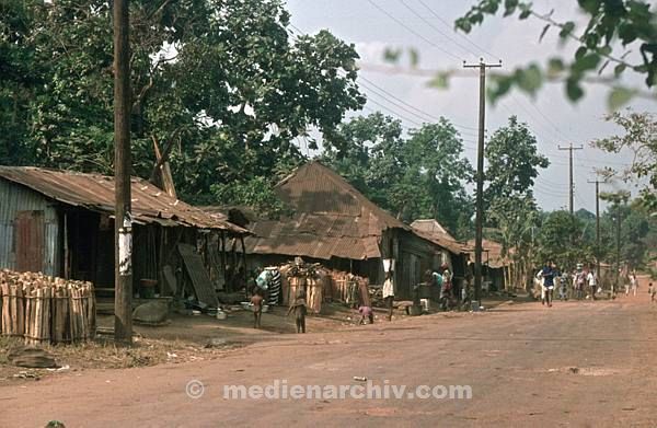 1975. Südafrika. Dorf mit Wellblechhütten