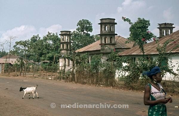 1975. Südafrika. Ziege und afrikanische Frau in einem Dorf