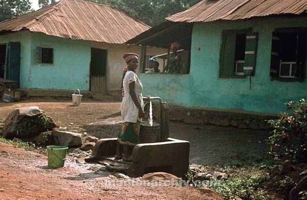1975. Südafrika. Dorf. Frau an einem Brunnen