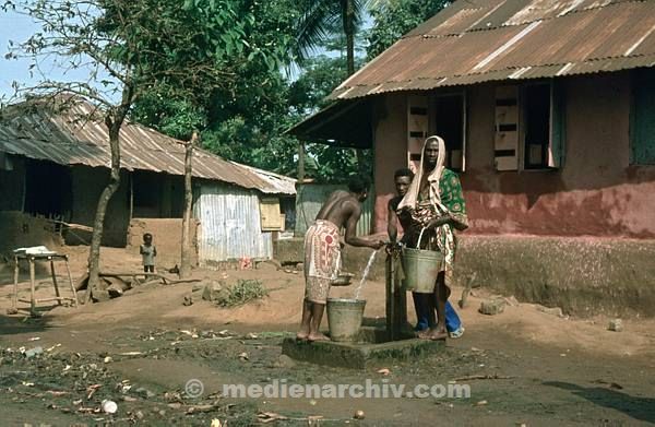 1975. Südafrika. Dorf. Männer an einem Brunnen