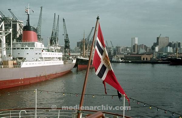 1975. Südafrika. Schiffe im Hafen. Meer