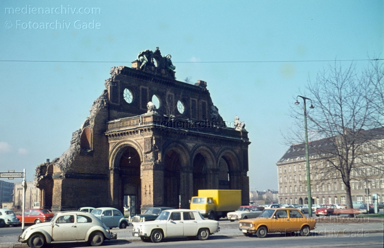 1967. Berlin. Kreuzberg. Ruinen des Anhalter Bahnhofs