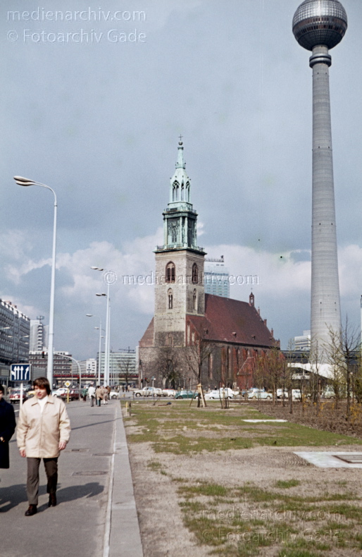 1967. Berlin. Berlin-Mitte. Straße unter den Linden. Marienkirche und Fernsehturm