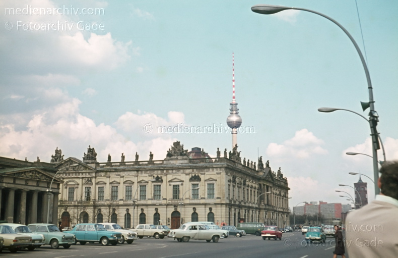 1967. Berlin. Berlin-Mitte. DDR. Ostberlin. Ostzone. Fernsehturm. Neue Wache. Zeughaus. Str. unter den Linden.