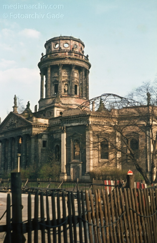 1967. Berlin. Berlin-Mitte. Zerstörter Deutscher Dom. Gendarmenmarkt. DDR. Ostberlin. Ostzone