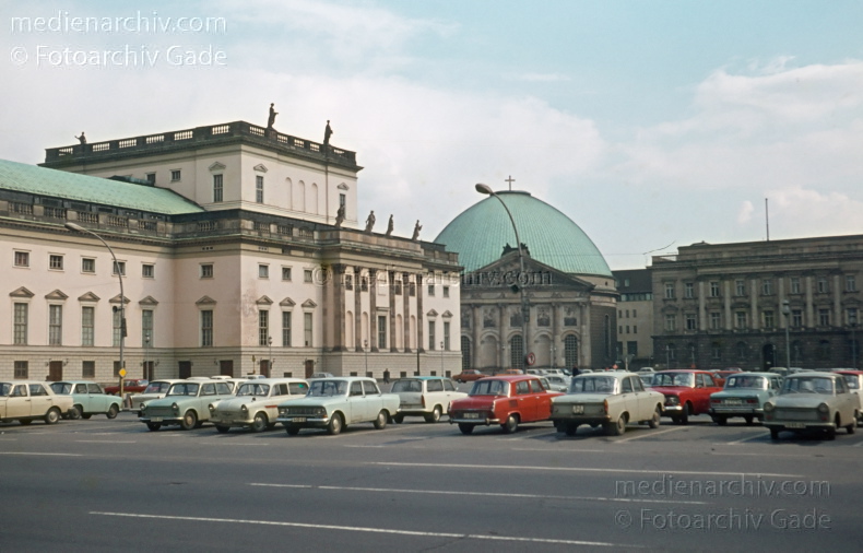 1967. Berlin. Berlin-Mitte.  DDR. Ostberlin. Ostzone. St.-Hedwigs-Kathedrale. Deutsche Staatsoper. Bebelplatz.Foto: Hellmut Münzner