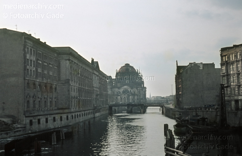 1967. Berlin. Berlin-Mitte. DDR. Ostberlin. Ostzone. Blick von der Mühlendammbrücke über die Spree zum Dom. Hinten: Rathausbrücke.Foto: Hellmut Münzner