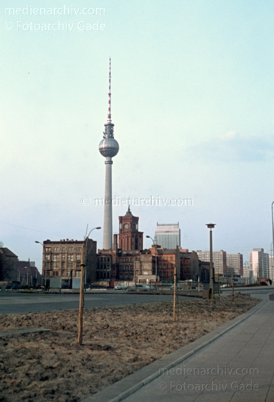 1975. Berlin. Mitte. Rotes Rathaus. Fernsehturm am Alexanderplatz