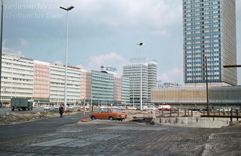 1967. Berlin. Berlin-Mitte. DDR. Ostberlin. Ostzone. Alexanderplatz. Münzstr. Ecke Karl-Liebknecht-Str.. Hotel Stadt Berlin.<br><br>Foto: Hellmut Münzner