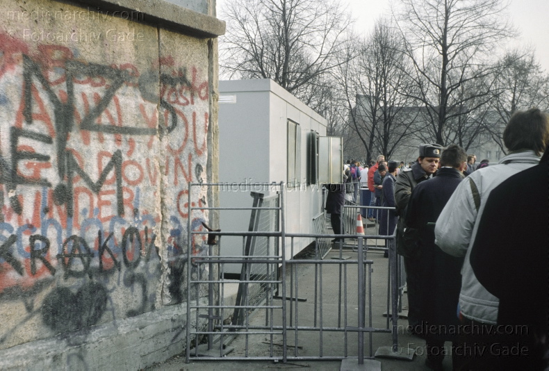 1989. Deutschland. DDR. Berlin. Berliner Mauer. Grenzübergang beim Brandenburger Tor. Grenzposten. Grepo