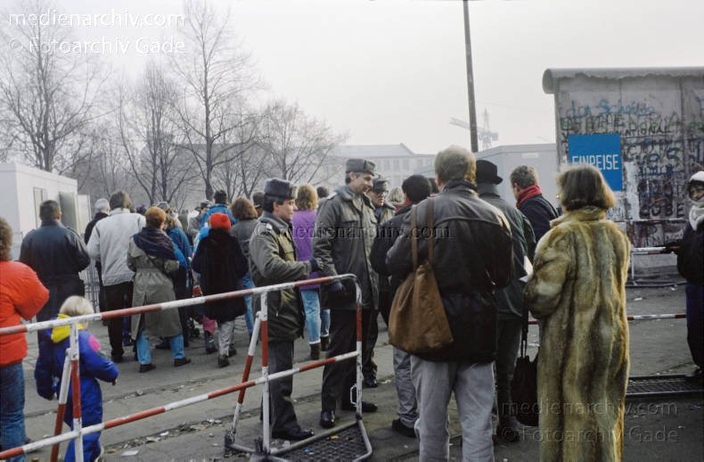 1989. Deutschland. DDR. Berlin. Berliner Mauer. Grenzübergang beim Brandenburger Tor. Grenzposten. Grepo