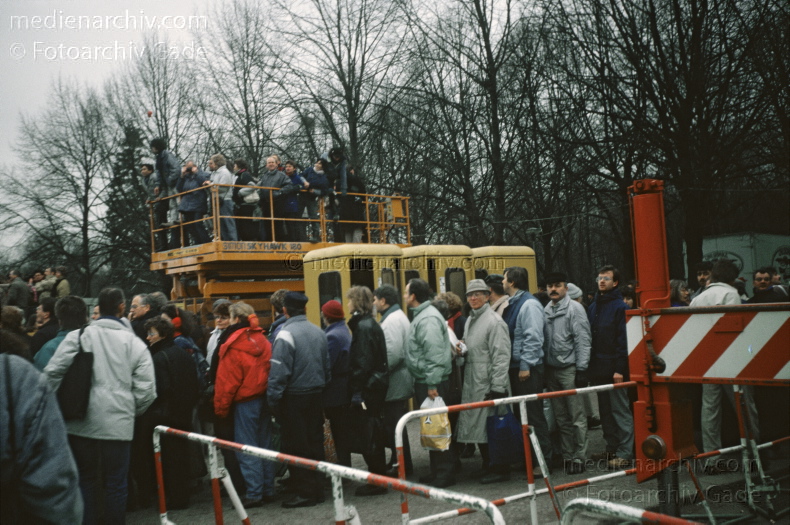 1989. Deutschland. DDR. Berlin. Berliner Mauer. Warteschlange an der Grenze. Telefonzellen