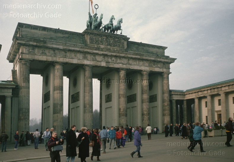 1989. Deutschland. DDR. Berlin. Brandenburger Tor