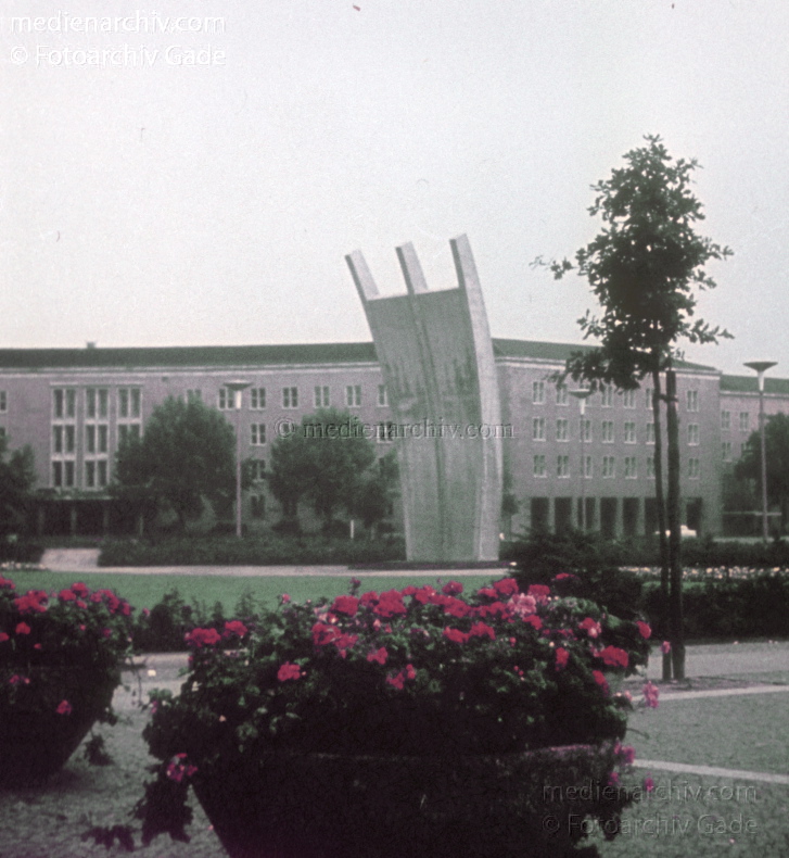 um 1960. Berlin. Flughafen Tempelhof. Platz der Luftbrücke. Hungerharke
