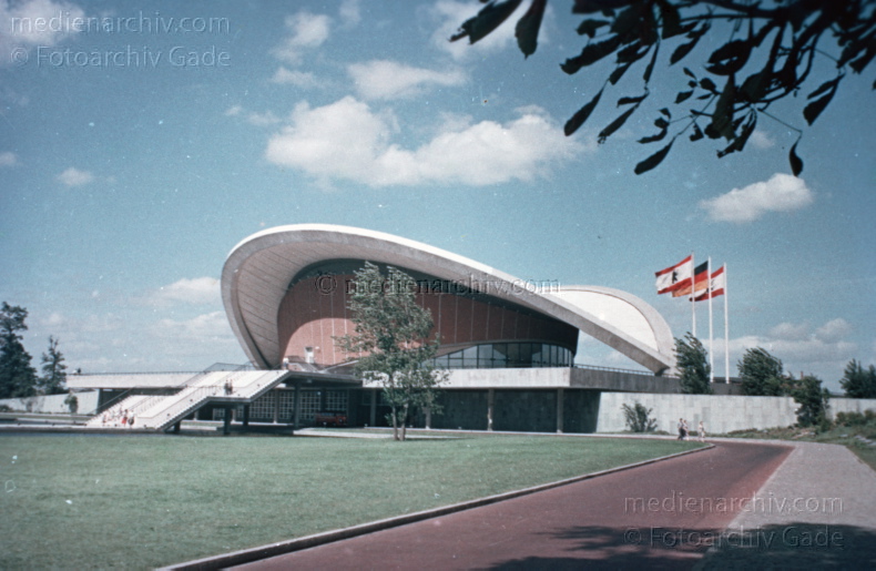 1967. Deutschland. Berlin. Tiergarten. Kongresshalle. Schwangere Auster