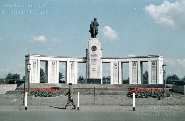 1967. Deutschland. Berlin. Tiergarten. Sowjetisches Ehrenmal