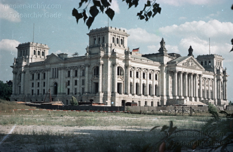 1967. Deutschland. Berlin. Tiergarten. Reichstag