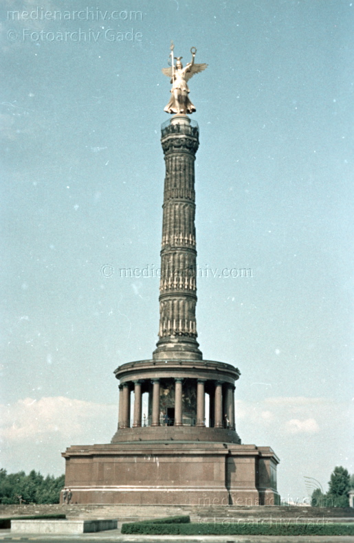 1967. Deutschland. Berlin. Tiergarten. Siegessäule