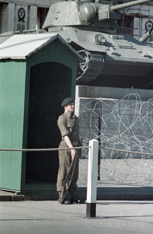 1967. Deutschland. Berlin. Tiergarten. Sowjetisches Ehrenmal. Wache. Soldat