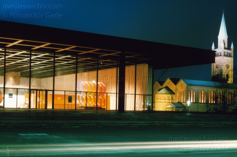 1989. Berlin. Tiergarten. Nachtaufnahme: Nationalgalerie.