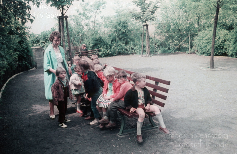 um 1960. Berlin. Wedding. Park Humboldthain. Erzieherin mit Kindern auf einer Parkbank.