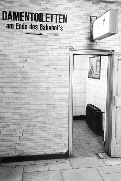 Deutschland. Berlin-Mitte. Alexanderplatz. Januar 1994. Eingang zur Herrentoilette