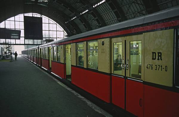 Januar 1994. Berlin. Berlin-Mitte. Bahnhof Alexanderplatz. U-Bahn am Gleis. BVG. ?fentlicher Nahverkehr.