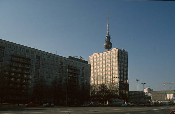 Februar 1994.  Berlin. Berlin-Mitte. Alexanderplatz. Haus des Lehrers. Karl-Marx-Allee