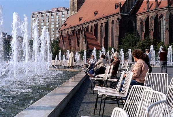 2. Oktober 1987. Berlin. DDR. Ostberlin. Berlin-Mitte. Alexanderplatz. Springbrunnenanlage an der Marienkirche.
