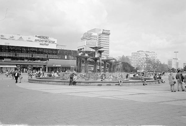 September 1988. DDR. Berlin / Ostberlin. Berlin-Mitte.  Saturn Elektronikkaufhaus.