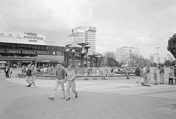 September 1988. DDR. Berlin / Ostberlin. Berlin-Mitte.  Saturn Elektronikkaufhaus.