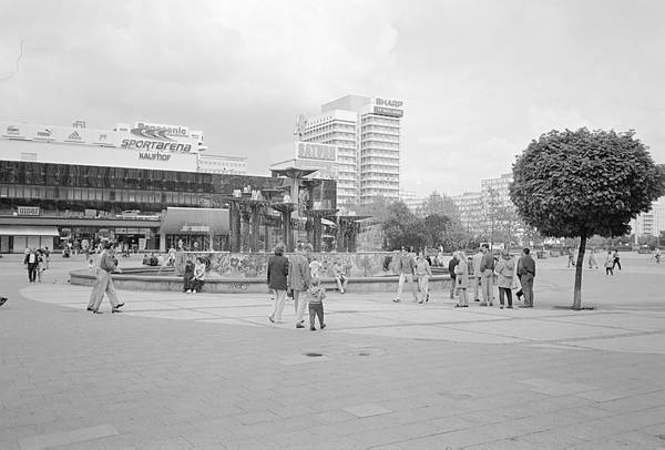 September 1988. DDR. Berlin / Ostberlin. Berlin-Mitte. Saturn Elektronikkaufhaus.