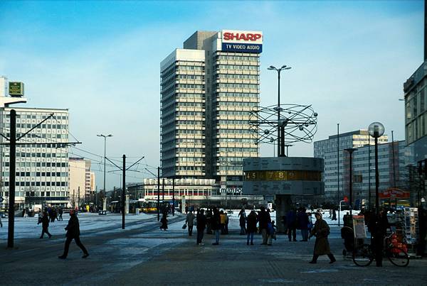 30. Dezember 2000. Berlin. Berlin-Mitte. Der Alexanderplatz ist winterlich verschneit.