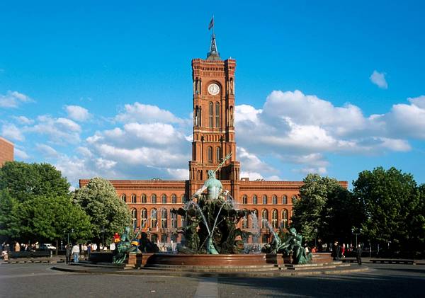 20. Mai 2001. Berlin. Berlin-Mitte. Rotes Rathaus beim Alexanderplatz.