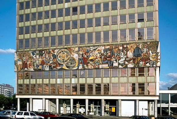 20. Mai 2001. Berlin. Berlin-Mitte. Relief mit Lehrszenen am Haus des Lehrers beim Alexanderplatz.
