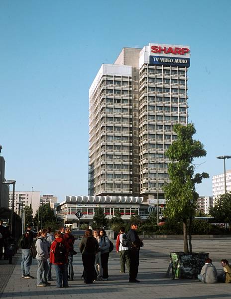 20. Mai 2001. Berlin. Berlin-Mitte. Alexanderplatz: Haus des Reisens. (18 Geschosse, 67m H? Ehemals waren hier die Reiseunternehmen der DDR untergebracht. (VEB Reiseb?r DDR / Interflug)