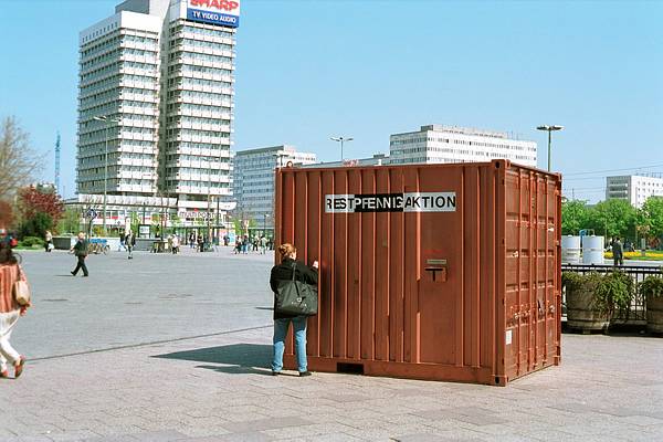 Mai 2002. Berlin. Berlin-Mitte. Alexanderplatz. Im Rahmen einer Kunstaktion werden Kleingeldm? vor allem alte DM und Pfennig M?in einem Container gesammelt.