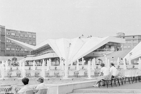 15. Juli 1988. DDR. Berlin / Ostberlin. Berlin-Mitte. Alexanderplatz. Am Fernsehturm. 