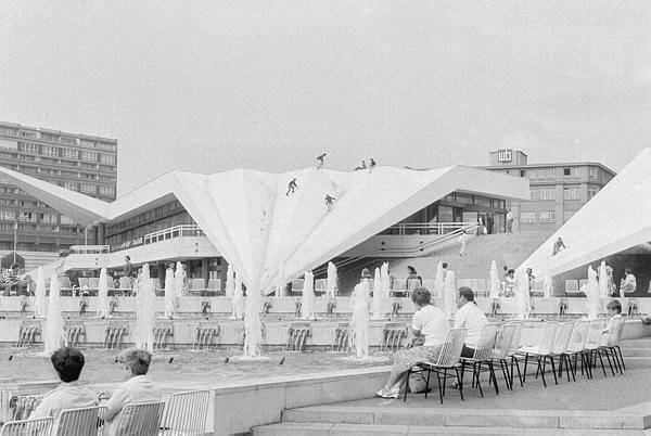 15. Juli 1988. DDR. Berlin / Ostberlin. Berlin-Mitte. Alexanderplatz. Am Fernsehturm.