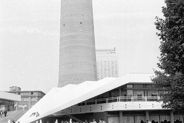15. Juli 1988. DDR. Berlin / Ostberlin. Berlin-Mitte. Alexanderplatz. Am Fernsehturm.