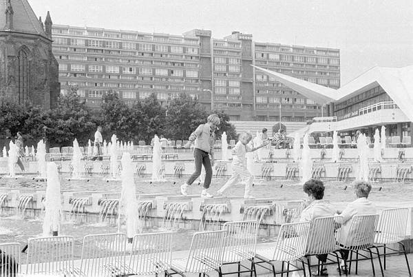 15. Juli 1988. DDR. Berlin / Ostberlin. Berlin-Mitte. Alexanderplatz. Am Fernsehturm. 